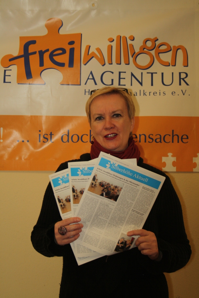 Redakteurin Gabi Bräunig mit der 1. neuen Ausgabe der Stadtteilzeitung Silberhöhe Aktuell 2014