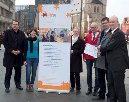 v.l.n.r.: René Walther, Geschäftsführer der Stadtwerke Halle GmbH; Bettina Stosic, Projektkoordinatorin der Freiwilligen-Agentur; Sabine Schade, Schulsozialarbeiterin der Caritas; Oberbürgermeister Dr. Bernd Wiegand; Olaf Ebert, Geschäftsführer der Freiwilligen-Agentur Halle; Dr. Jürgen Fox, Vorstand der Saalesparkasse